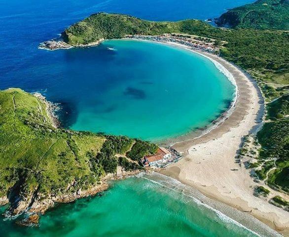 Duplex Beira Mar com Piscina, Em frente a Praia do Peró - Cabo Frio, com AR, SmartTv, Wi-fi, Roupa de Cama e banho, Portaria 24 horas, Estacionamento, Completo Exterior foto