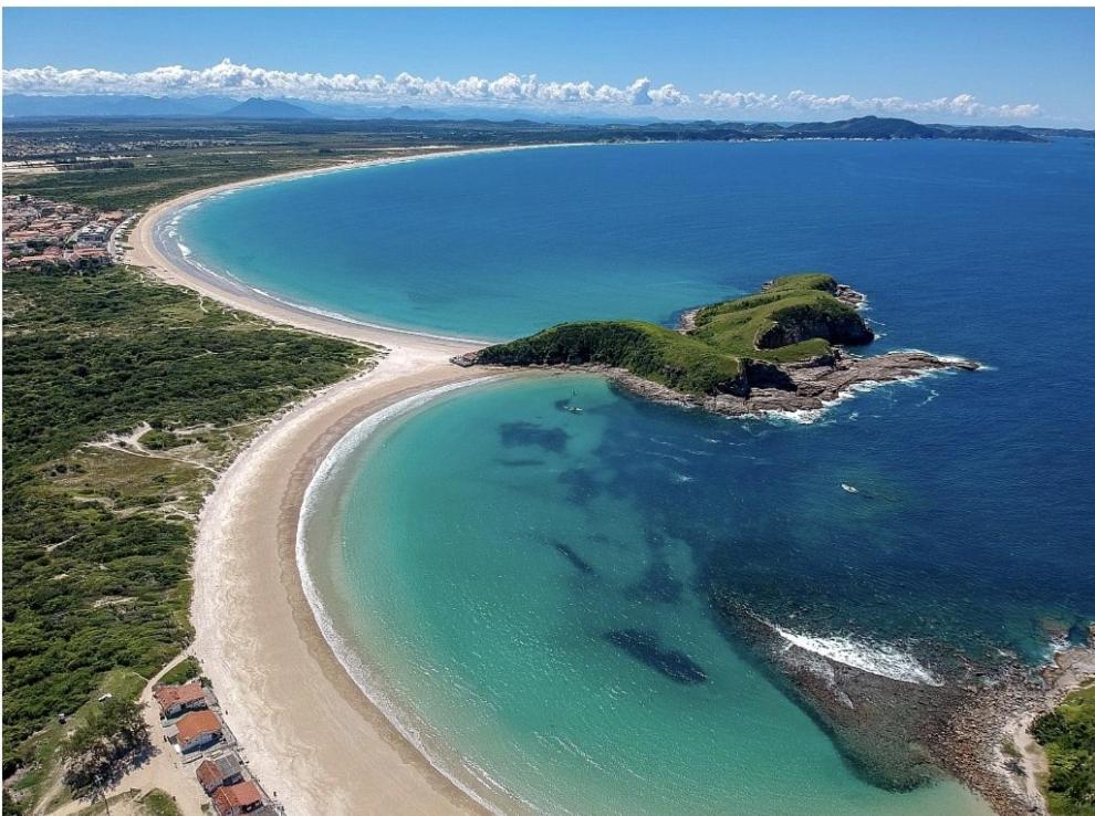 Duplex Beira Mar com Piscina, Em frente a Praia do Peró - Cabo Frio, com AR, SmartTv, Wi-fi, Roupa de Cama e banho, Portaria 24 horas, Estacionamento, Completo Exterior foto